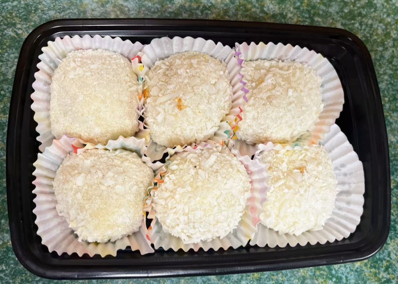 Coconut Mochi filled w. Peanuts (4)