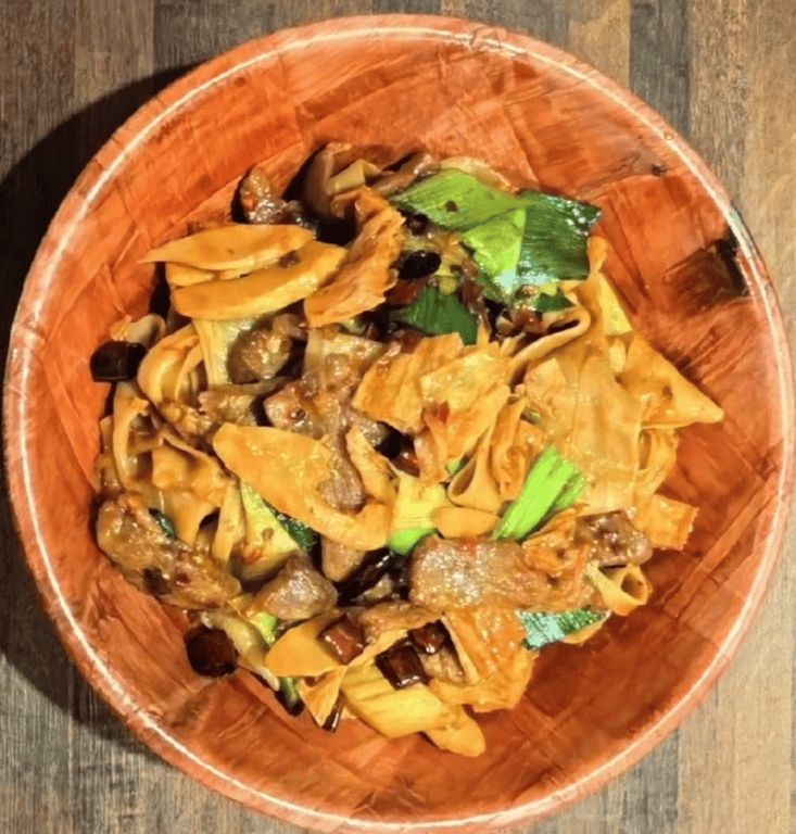 Numb Spicy Beef Flat Noodles<br>牛肉香锅