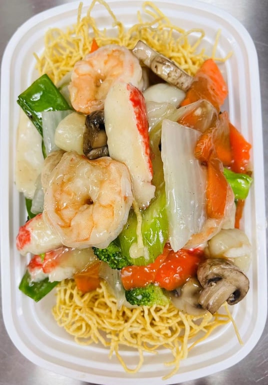 S10. Seafood Pan Fried Noodles 海鲜两面黄