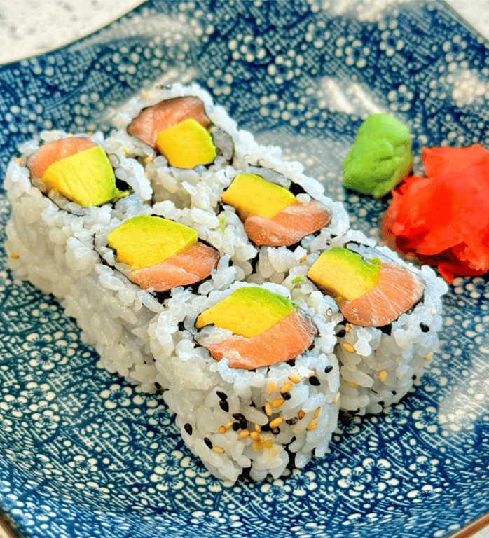 Salmon Avocado Roll (6 pcs)