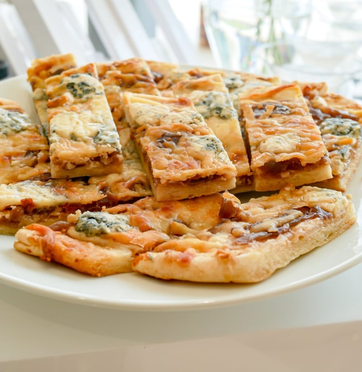 Mini-pizzas bacon & oignons caramélisés