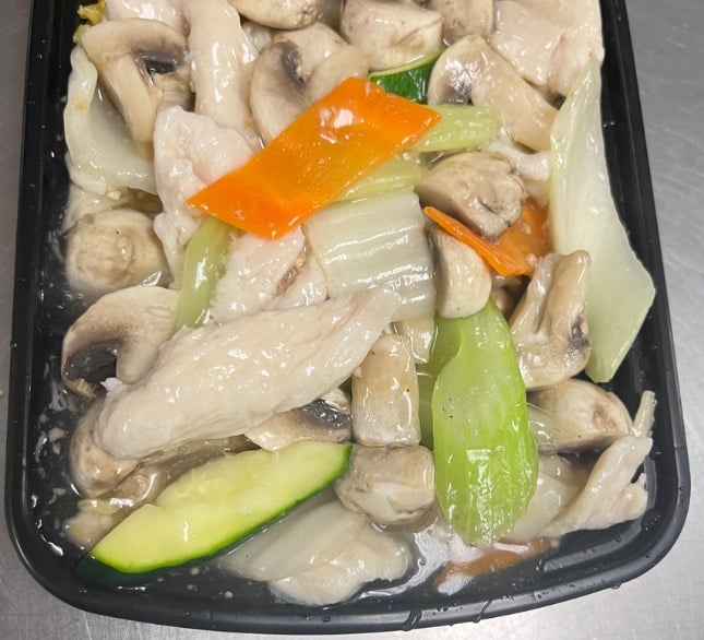 L12. Moo Goo Gai Pan