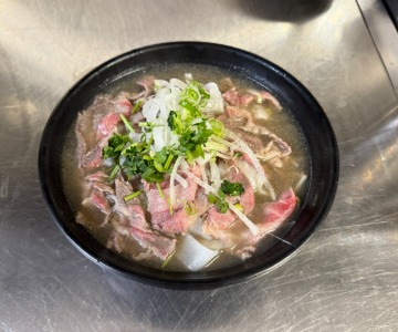 N8. 肥牛汤河粉 Shave Steak Fresh Rice Noodle