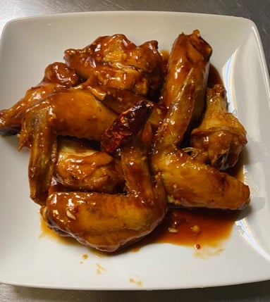 A 5. Chicken Wings w. Garlic Sauce Image