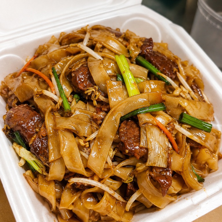 106. Beef  Chow Fun 牛炒粉