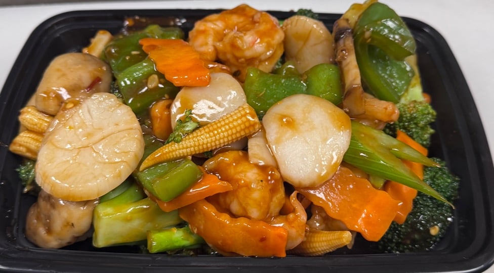 H 8. Shrimp & Scallop In Hot Garlic Sauce (鱼香干贝虾)