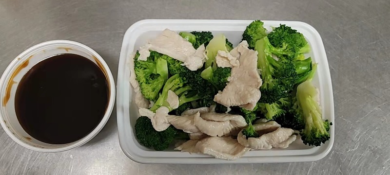 D1. Steamed Chicken with Broccoli