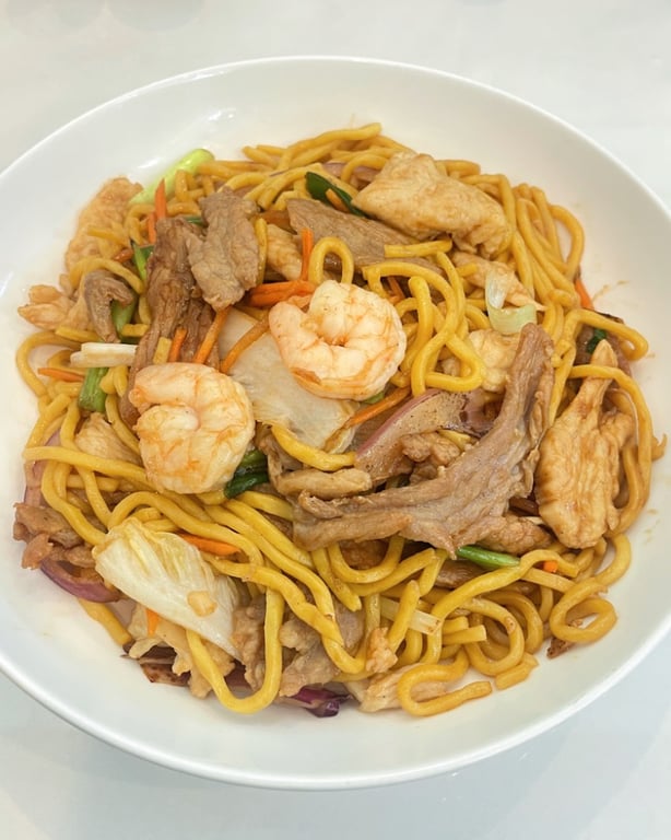 M7. 什锦捞面 Combo Lo Mein