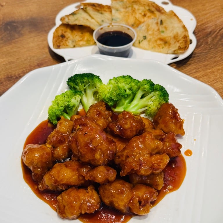 General Tso’s chicken+FREE scallion pancake左宗鸡+葱油饼