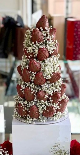 Tour de fraises enrobées de chocolat.