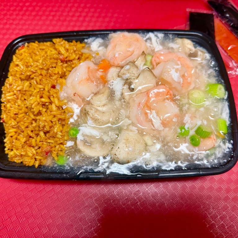 C8. Shrimp w. Lobster Sauce 虾龙糊