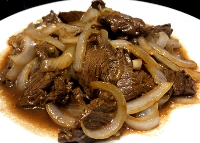 Bistecitos Encebollados