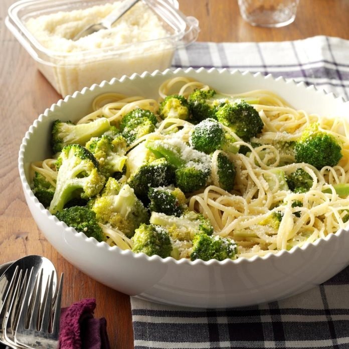 Spaghetti with Fresh Broccoli Image