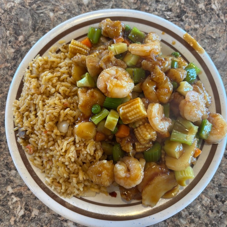 L 8. 双丁虾丁和鸡丁Chicken & Shrimp with Brown Sauce