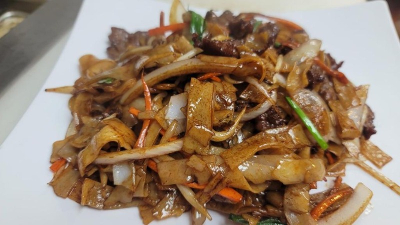 N6. Beef Flat Noodle (干炒牛河)