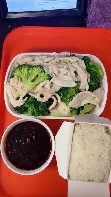 D2. 水煮芥兰鸡 Steamed Chicken w. Broccoli