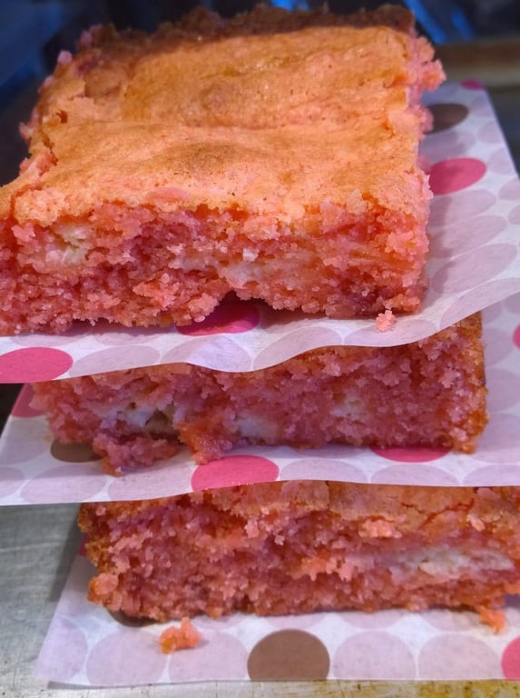 3ct. Strawberry Blondies