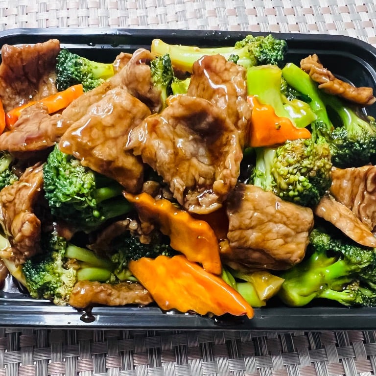 B4. 芥兰牛<br>Beef w. Broccoli in Brown Sauce