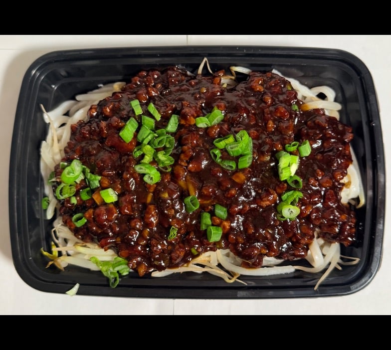 炸酱面 84. Peking Special Sauce Noodles