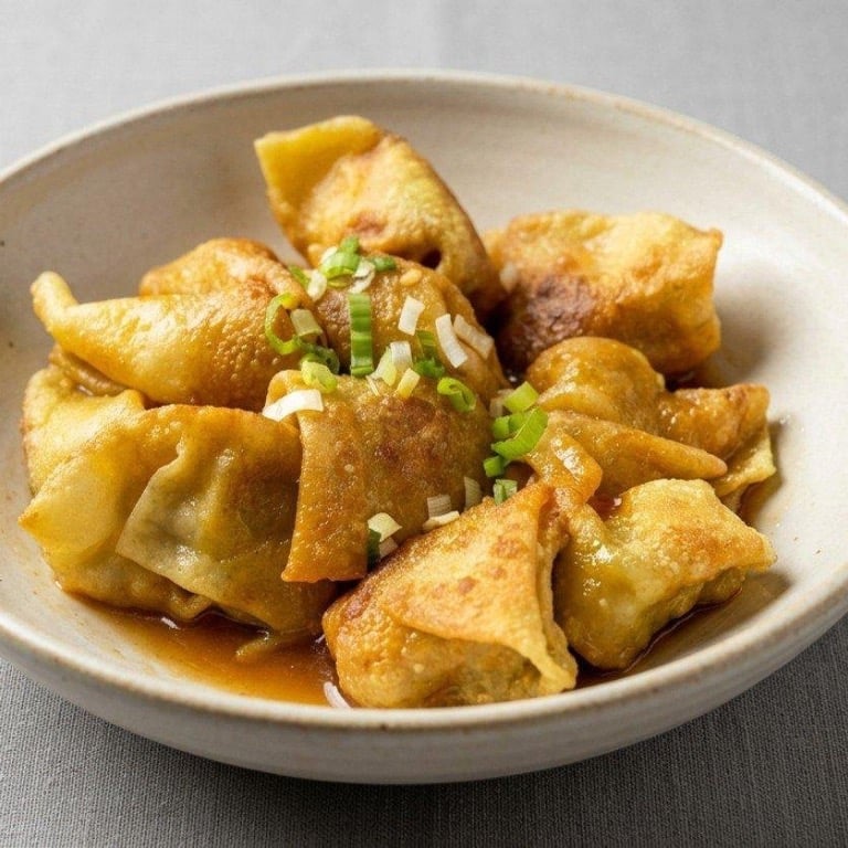 17. Pan Brown Wonton w. Sauce (12) 煎云吞
