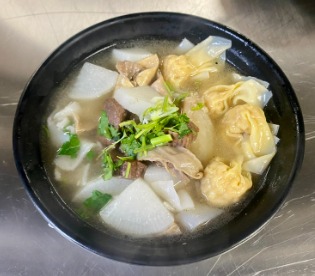 N6. 清汤牛腩云吞汤河粉 Clear Broth Beef Brisket Wonton Rice Noodle