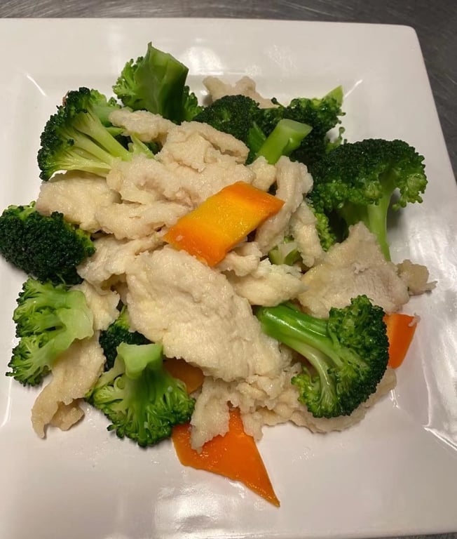 D3. Steamed Chicken with Broccoli