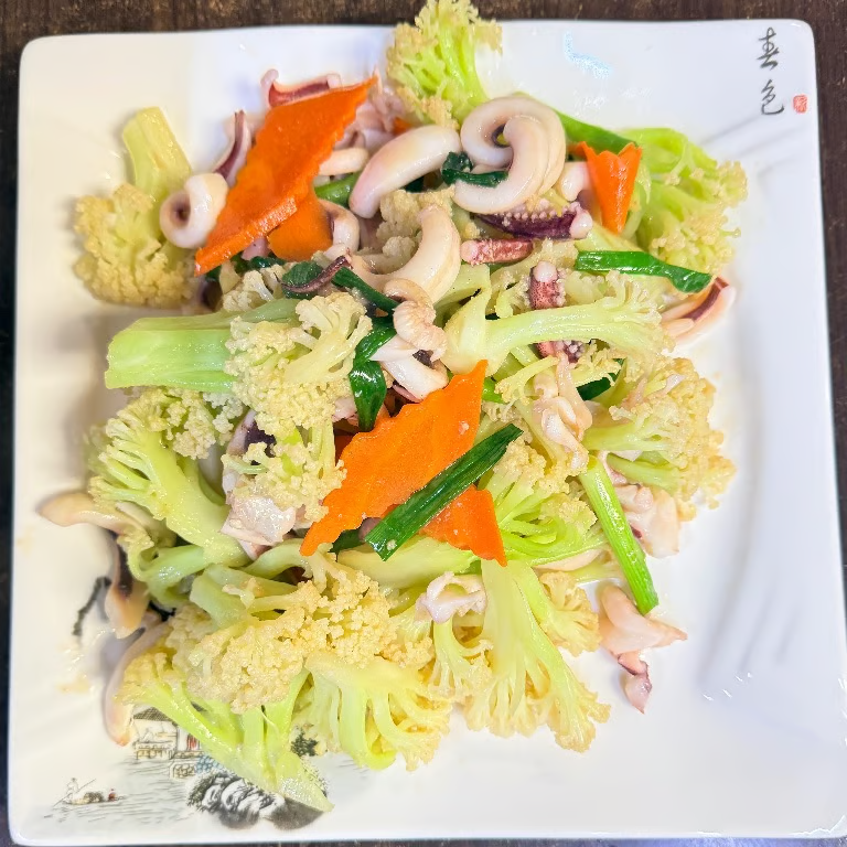 花菜炒鱿鱼 (闽) Stir-Fried Squid w. Cauliflower