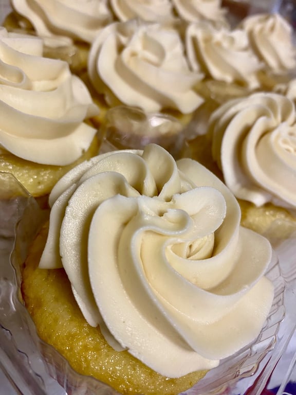 4ct. White Cake Cupcakes