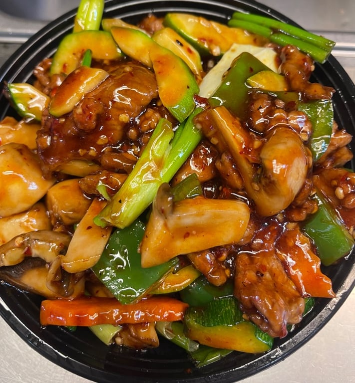 B12. Beef with Garlic Sauce