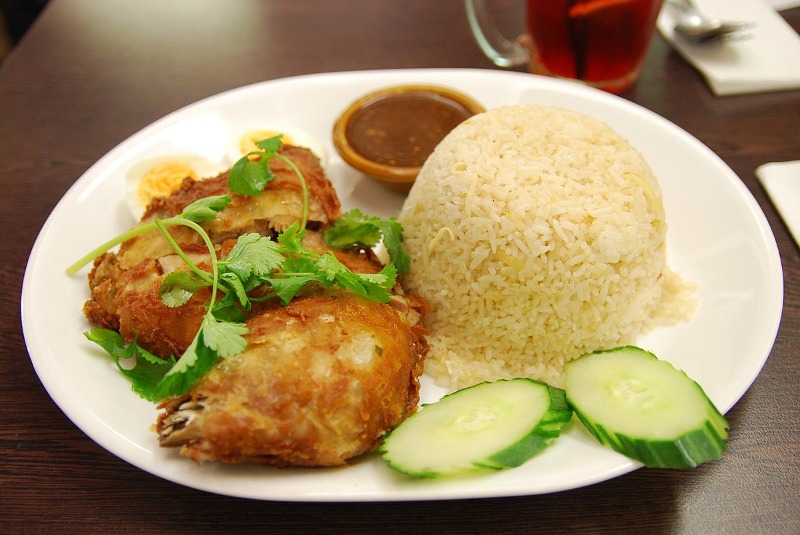 Hainanese Crispy Chicken With Seasoned Garlic Rice (Kao Mun Gai Tod) )