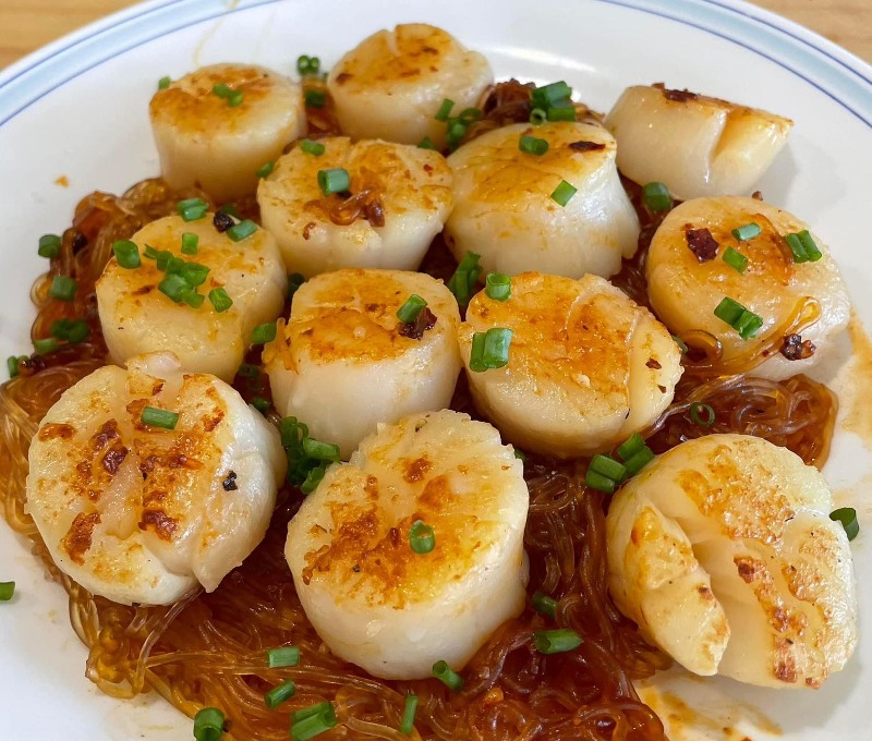 Steamed Sear Scallops Over Rice Noodles