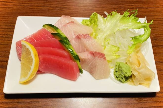 Hamachi & Ahi Red Tuna Sashimi (8 pcs)