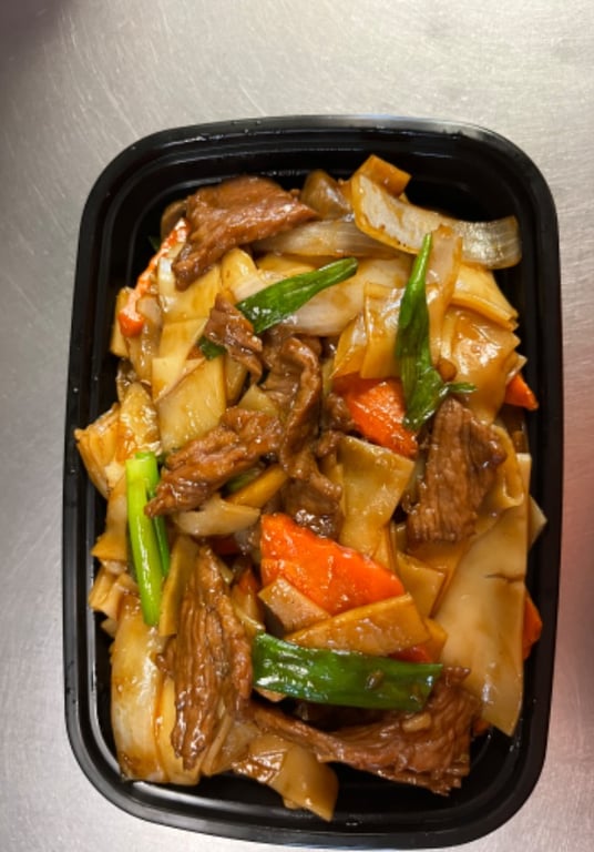 25. 干炒牛河粉 Beef Chow Ho Fun