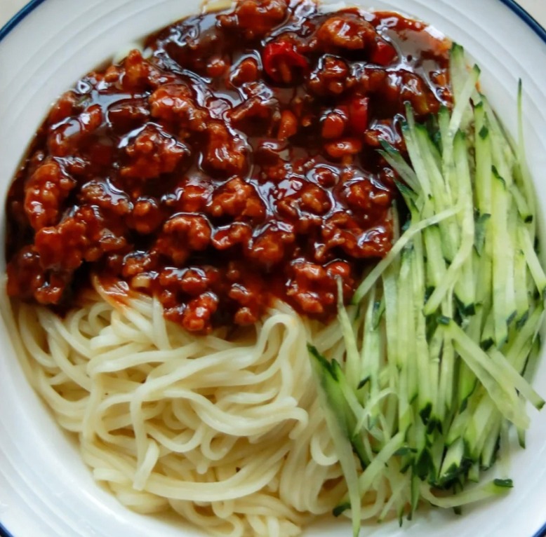 10. 炸酱面 Egg Noodle with Soy Bean Paste