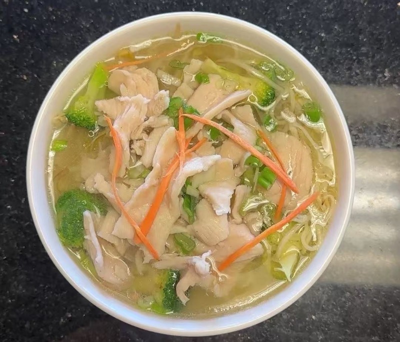 D8. Chicken Noodle with Broth - 鸡肉汤面