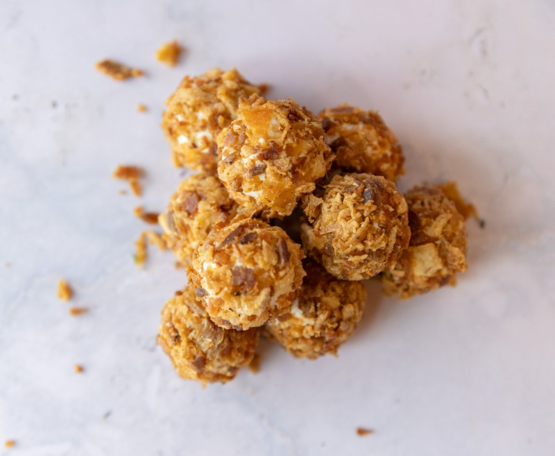 Boules de chèvre, bacon & oignons frits