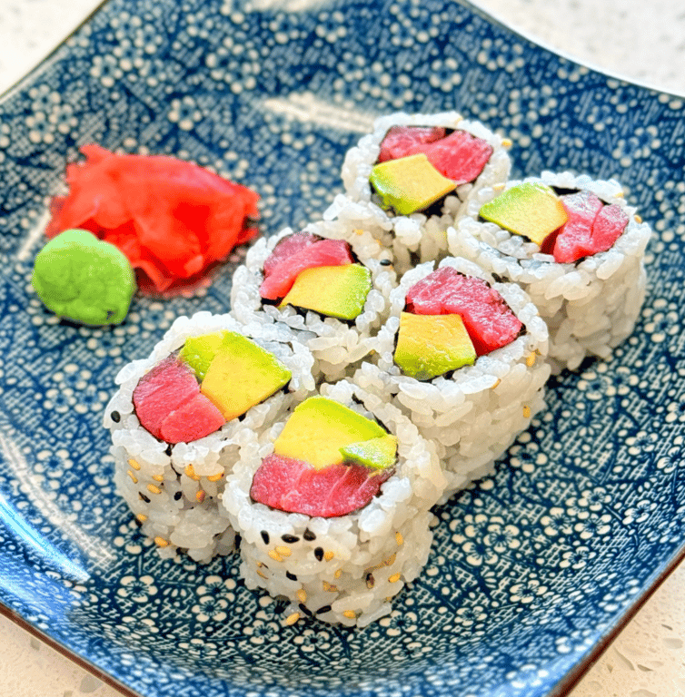 Tuna Avocado Roll (6 pcs)