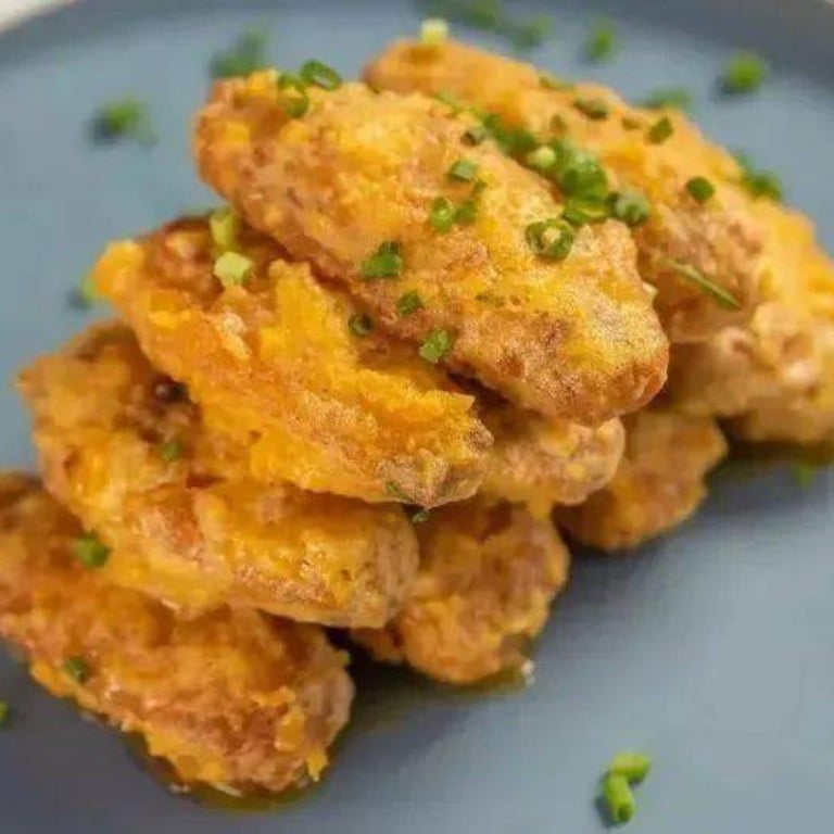 C20. 咸蛋黄焗鸡翅 Salted Egg Yolk Chicken Wings (6)
