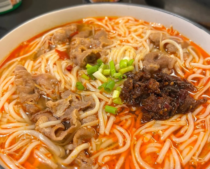 2. 肥牛酸辣米粉 Sour and Spicy Rice Noodle with Fatty Beef