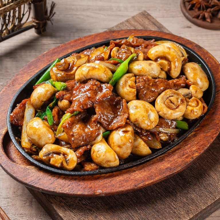 Beef with Fresh Mushrooms on Sizzling Iron Platter