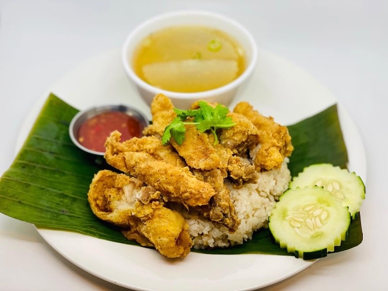 T6. Crispy Chicken Over Rice (Khao Mun Gai Tod)