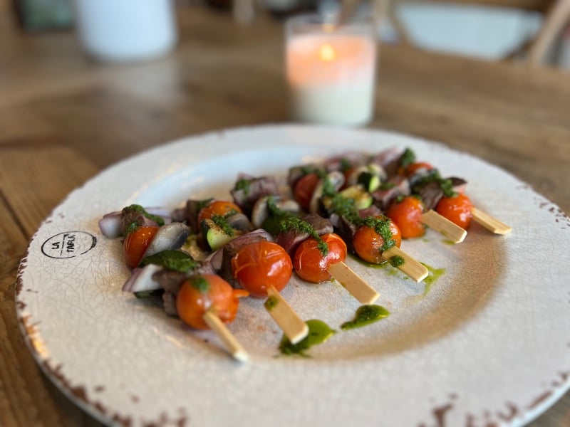 Sirloin with grilled vegetables skewers