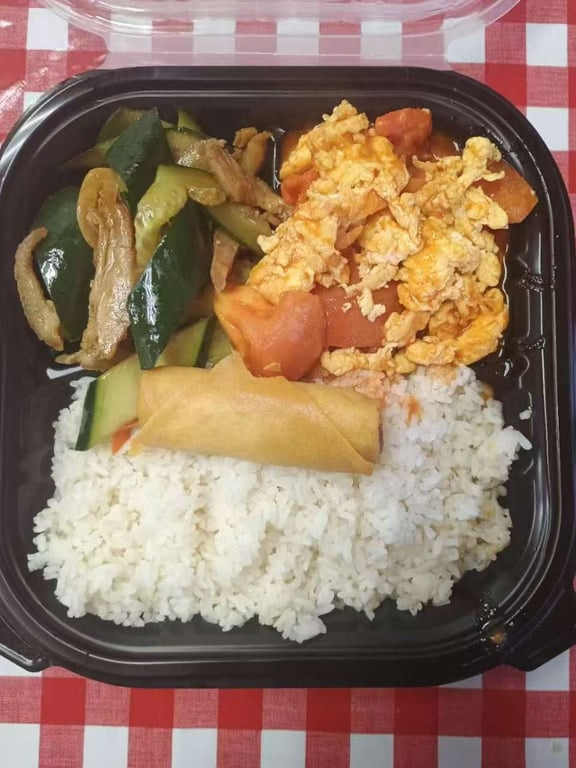 Stir fried tomato and scrambled eggs 西红柿炒蛋