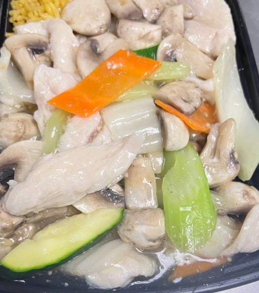 C16. Moo Goo Gai Pan