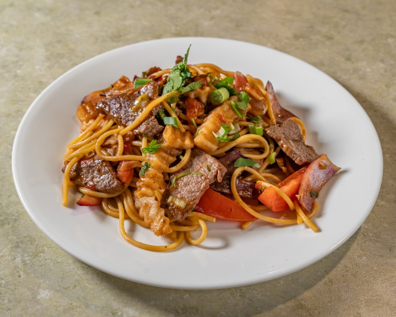 Tallarin Saltado de Pollo (Peruvian Stir Fried Noodles with Chicken)