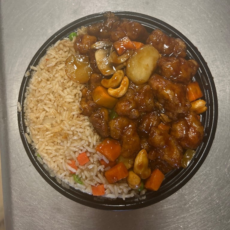 L 腰果鸡<br> L 8. Chicken w. Cashew Nuts