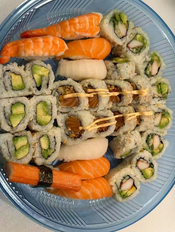 B1. 32 Pcs Sushi & Sushi Rolls