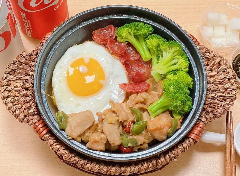 A3. Cantonese Sausage & Green Pepper Chicken Claypot Rice 广式香肠&青椒辣子鸡煲仔饭