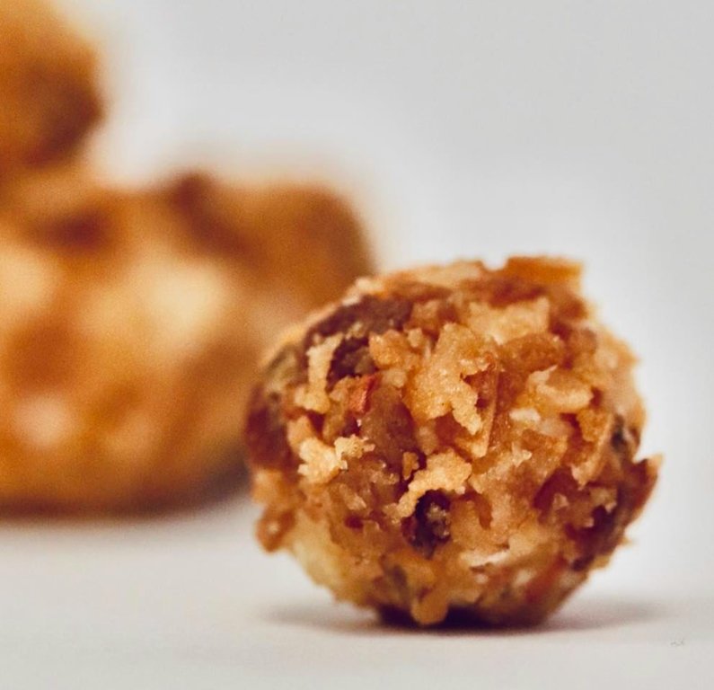 Boules de chèvre bacon et oignons frits