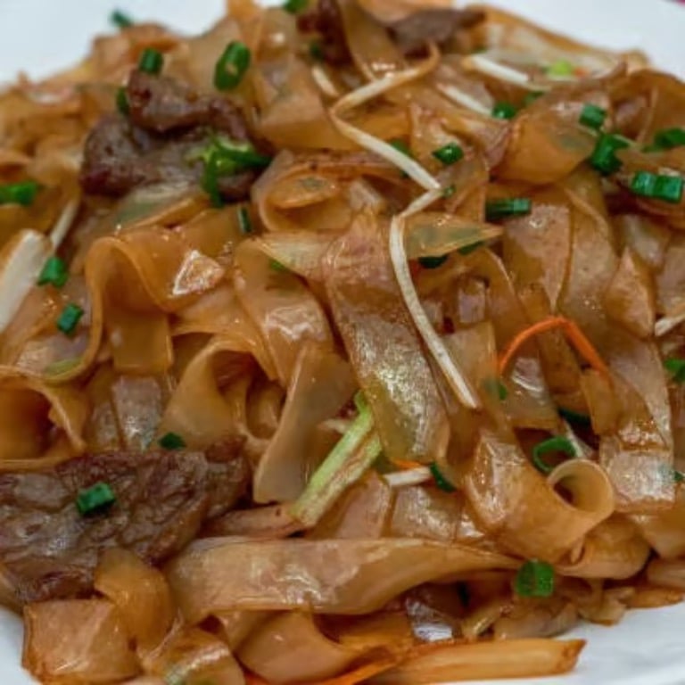 42. 干炒牛河 Chow Fun w. Beef